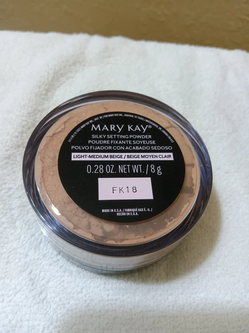 Mary Kay Silky Setting Powder - Light Medium Beige